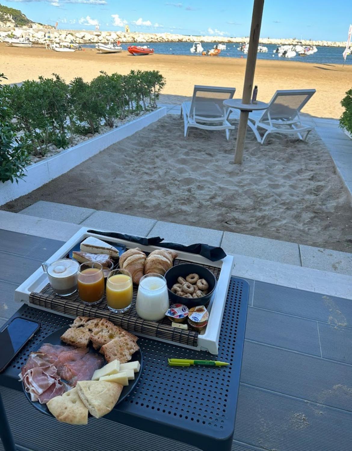 Marina Bay Beach Hotel Пескичи Экстерьер фото