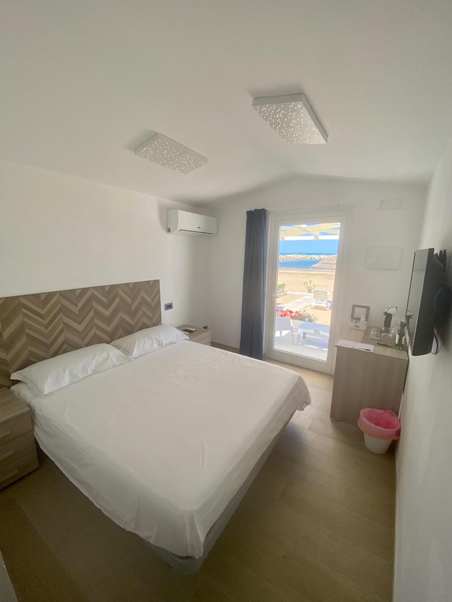 Marina Bay Beach Hotel Пескичи Экстерьер фото